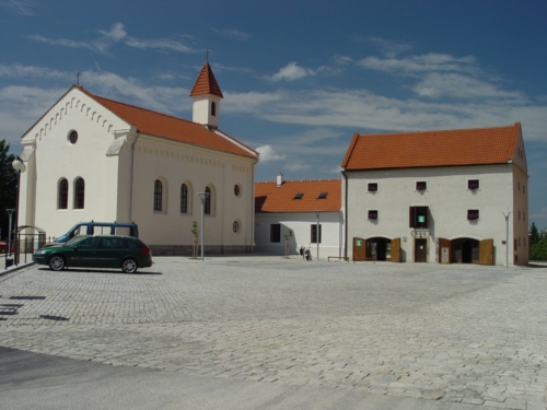 zadní nádvoří zámku Žerotínů s kaplí a galerií Sýpka, 500x375, 137.21 KB