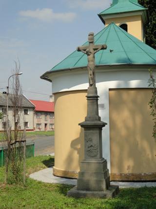 kříž u kaple - Radkovy.jpg