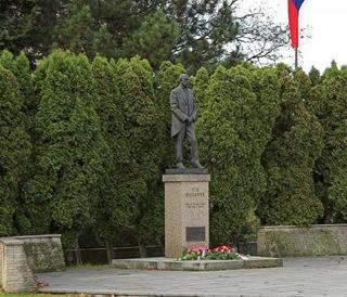 Socha T. G. Masaryka v nadživotní velikosti v areálu holešovského gymnázia.