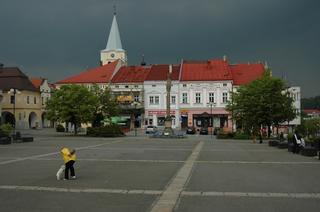 Severní část náměstí ve Valašském Meziříčí, vpravo historicky cenný dům U dvanácti apoštolů, uprostřed mariánský sloup   © I. Matiovský
