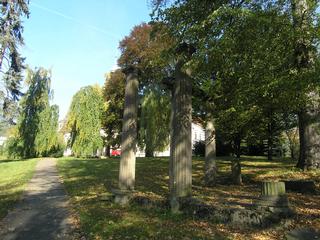 Pohled na Zámecký park od pozůstatku dórských sloupů