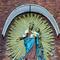 Socha Hostýnské Madony na kapli sv. Cyrila a Metoděje v Komárně