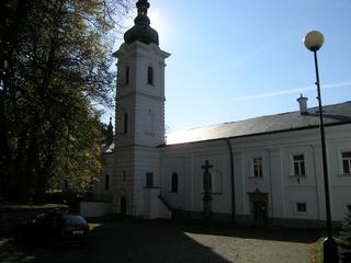 Pohled na vstupní prostory před kostelem
